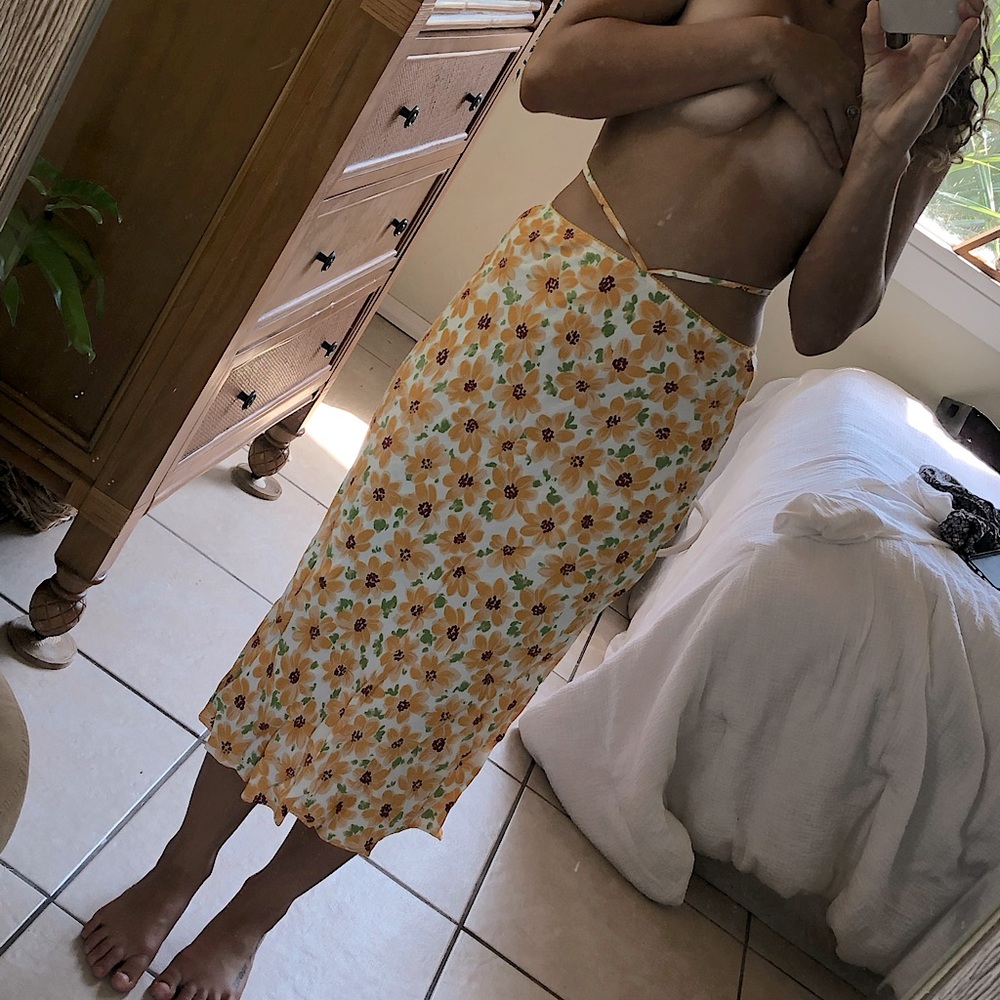 Super cute urban outfitters midi sunflower skirt